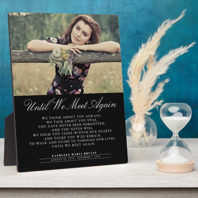 Expositora Hasta que nos reunamos de nuevo con placa de fotog (Lado)