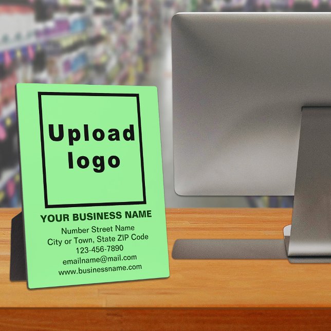 Expositora Información comercial sobre la placa verde clara (Advertise your business. Build brand name awareness. Your business brand on light green plaque.)