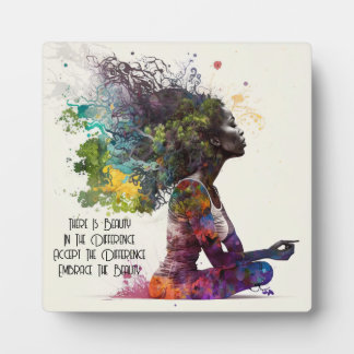 Expositora Placa de abrazo de mujer inspirada con comadreja