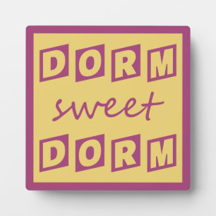 Expositora placa de "Dorm Sweet Dorm"