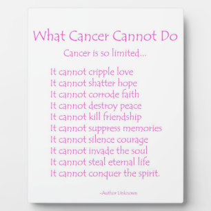 Expositora Qué no puede hacer el cáncer con la placa del poem