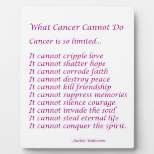 Expositora Qué no puede hacer el cáncer con la placa del poem
