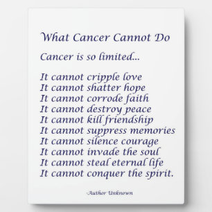 Expositora Qué no puede hacer el cáncer con la placa del poem