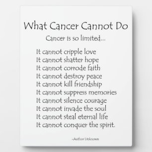 Expositora Qué no puede hacer el cáncer con la placa del poem