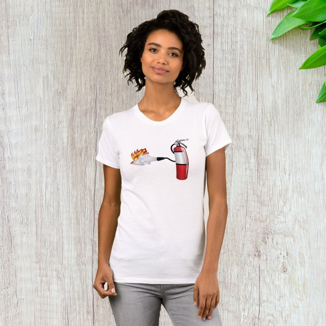 Extinguidora de incendios sacando camiseta de muje (Subido por el creador)
