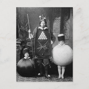 Extraña postal de una fiesta de disfraces victoria