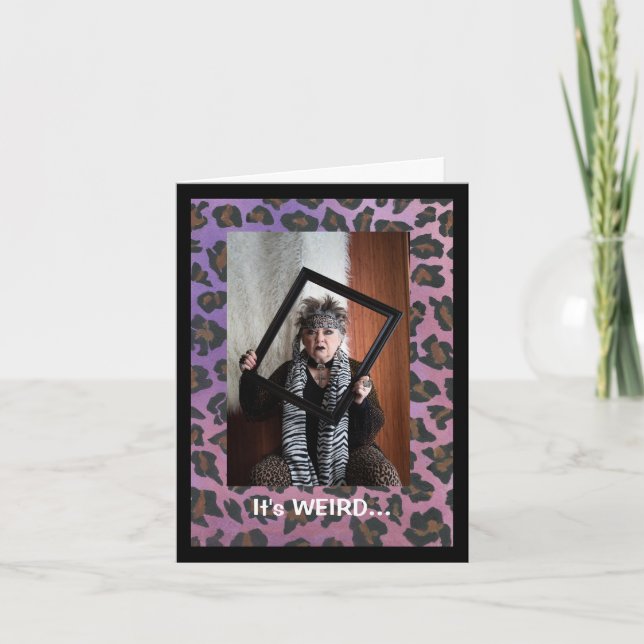 Extraño, con la misma edad que la tarjeta de los v (Anverso)