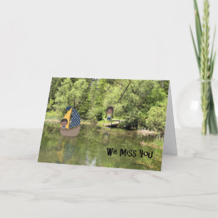 Extraño tarjeta para dos niños en el campamento de