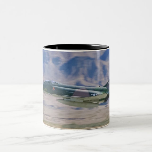F-4 taza de paso bajo del fantasma II (Centro)
