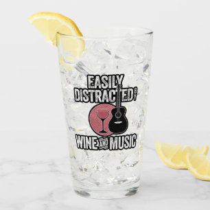 Fácilmente distrado por el vino y la música