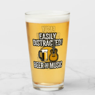 Fácilmente distrado por la cerveza y la música