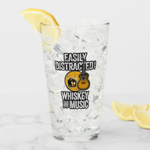 Fácilmente distrado por Whiskey y Music Glass