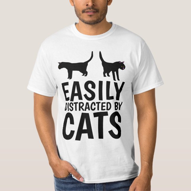 FÁCILMENTE DISTRAÍDO POR CAMISETAS DE GATOS (Anverso)