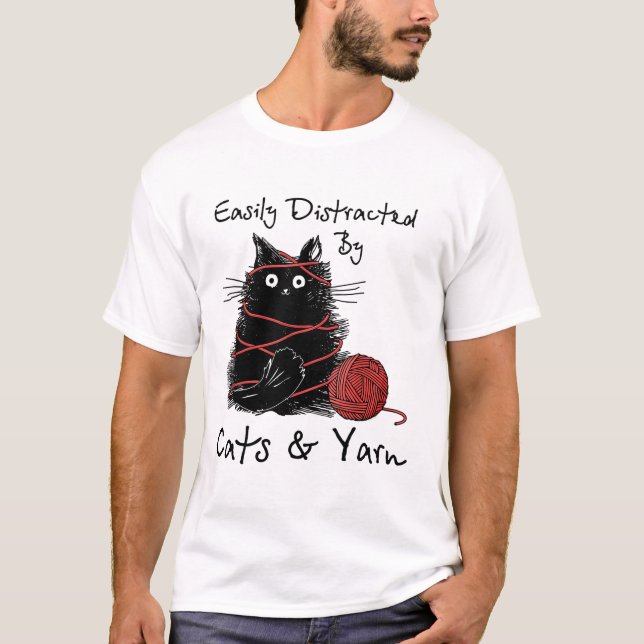 Fácilmente distraído por gatos e hilados camiseta (Anverso)
