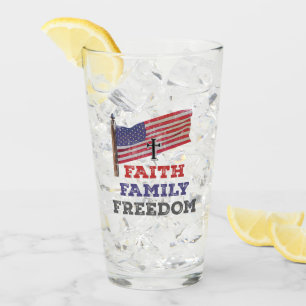 Faith Family Freedom Cross con bandera