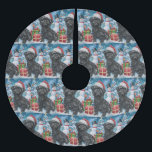 Falda Para El Árbol De Navidad De Poliéster Alegría de los Navidades Affenpinscher Winter Wond<br><div class="desc">Este diseño festivo capta el alegre espíritu de la temporada navideña, con un adorable cachorro vestido con un sombrero de Santa. El perro está enclavado en un maravilloso país invernal, con un muñeco de nieve, un árbol de Navidad decorado y regalos hermosamente envueltos. Los copos de nieve caen suavemente, añadiendo...</div>