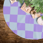 Falda Para El Árbol De Navidad De Poliéster Azul y lavanda suaves y bajo control<br><div class="desc">Un delicado patrón a cuadros en sutiles tonos de azul polvo y bruma de lavanda, la esencia de la elegancia pastel. Luminoso y armonioso, irradia calma y frescura, lo que lo hace perfecto para los textiles de vivero, la decoración de las habitaciones, la papelería de ensueño o las minimalistas colectas...</div>