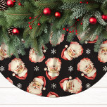 Falda Para El Árbol De Navidad De Poliéster Black Vintage Santa Claus Face Watercolor<br><div class="desc">Añada un toque nostálgico a su decoración de vacaciones con nuestro Black Vintage Santa Claus Face Watercolor Tree Skirt! Esta falda de árbol festiva presenta una deliciosa acuarela con las caras clásicas de Santa Claus en un ambiente vibrante, adornado con delicados copos de nieve. Perfecto para traer un ambiente cálido...</div>