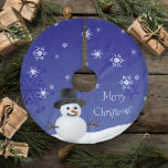 Falda Para El Árbol De Navidad De Poliéster Blue Snowman Winter Scene Christmas Tree Skirt<br><div class="desc">Trae un encanto festivo a tu decoración de vacaciones con este Blue Snowman Winter Christmas Tree Skirt. Con un diseño caprichoso de un animado muñeco de nieve con un sombrero de tope rodeado por una escena de invierno de nieve en caída y copos de nieve blancos, esta falda de árbol...</div>