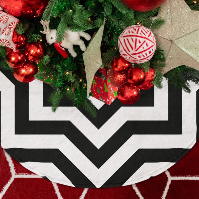 Falda Para El Árbol De Navidad De Poliéster Chevron blanco y negro (Black and White Chevron Brushed Polyester Tree Skirt)