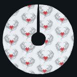 Falda Para El Árbol De Navidad De Poliéster Corazón de Ángel Rojo con alas<br><div class="desc">Corazón rojo pintado de forma artística con alas de ángel gris,  decorado con un contorno suave negro.</div>