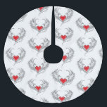 Falda Para El Árbol De Navidad De Poliéster Corazón de Ángel Rojo con alas<br><div class="desc">Corazón rojo pintado de forma artística con alas de ángel gris,  decorado con un contorno suave negro.</div>