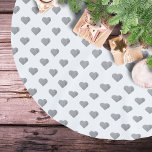Falda Para El Árbol De Navidad De Poliéster Corazones gris de hormigón simétricos pequeños en<br><div class="desc">El patrón Simétrico de Corazones Gris Pequeños de Hormigón presenta un diseño minimalista y moderno, combinando la suavidad de las formas cardíacas con la neutralidad de los tonos grises de hormigón. Cada corazón está organizado simétricamente, creando un aspecto equilibrado y estructurado. El fondo blanco limpio realza la sutil elegancia del...</div>