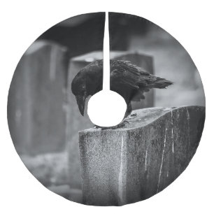 Falda Para El Árbol De Navidad De Poliéster Crow en el cementerio caído
