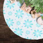 Falda Para El Árbol De Navidad De Poliéster Daisy delicado blanco y turquesa, patrón de puntos<br><div class="desc">Una decoración con encanto, con flores de margarita pequeñas y grandes en un degradado sutil, desde el blanco hasta el turquesa, colocado sobre un fondo claro. El diseño se completa con puntos turquesa irregulares y asimétricos, lo que aporta luminosidad y dinamismo. Una elección perfecta para los amantes de los motivos...</div>