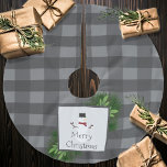 Falda Para El Árbol De Navidad De Poliéster Escarcha de árbol de búfalo gris de Snowman<br><div class="desc">Añada un toque elegante a su árbol de Navidad esta temporada navideña con una falda de árbol de búfalo gris de nieve. El diseño de las faldas de árbol incluye una caja adornada con ramas de pino y un encantador muñeco de nieve sobre un fondo de manto de búfalo. También...</div>