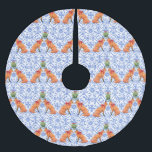 Falda Para El Árbol De Navidad De Poliéster Foxes Kissing Under Mistletoe Blue Chinoiserie<br><div class="desc">Trae calidez y encanto a tu decoración de vacaciones con esta deliciosa falda de árbol de Navidad. Con pares de zorros acuarelas besándose bajo el mistletoe, este diseño combina un espíritu festivo y clásico con un toque de elegancia. Los zorros, imágenes de espejo unos de otros, llevan arcos rojos vibrantes...</div>