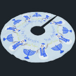 Falda Para El Árbol De Navidad De Poliéster Hanukkah Snowman Y Menorah Chrismukka Family<br><div class="desc">Perfecto para familias mixtas, esta falda de árbol de snowman Hanukkah también funciona maravillosamente en una celebración de Chrismukka. Utilice la plantilla de texto para cambiar Los Andersons por su apellido, año especial, Hanukkah Blessings o eliminarlo completamente eliminando si lo prefiere. Este lindo personalizado de muñeco de nieve con sus...</div>