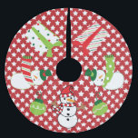 Falda Para El Árbol De Navidad De Poliéster Hombres de nieve, regalos, ornamentos<br><div class="desc">Snowmen, Gifts, Ornaments flor de árbol de vacaciones tiene un fondo rojo con estrellas blancas con tres adorables hombres de nieve con sombreros superiores y pañuelos rojos, blancos y verdes de invierno, dos regalos de Navidades envueltos en bonito y dos adornos verdes de bola de árbol de vacaciones! Este divertido...</div>
