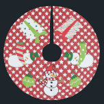 Falda Para El Árbol De Navidad De Poliéster Hombres de nieve, regalos, ornamentos<br><div class="desc">Snowmen, Gifts, Ornaments flor de árbol de vacaciones tiene un fondo rojo con estrellas blancas con tres adorables hombres de nieve con sombreros superiores y pañuelos rojos, blancos y verdes de invierno, dos regalos de Navidades envueltos en bonito y dos adornos verdes de bola de árbol de vacaciones! Este divertido...</div>