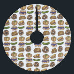 Falda Para El Árbol De Navidad De Poliéster Jewish Deli Foods Pickle Knish Blintz Bagel Lox<br><div class="desc">¡Ideal para las vacaciones! La falda del árbol de Navidad presenta un ilustracion original de los clásicos de la tienda gourmet judía de NYC, que incluyen blinztes, bagels, pickles y un sándwich de reuben. Este diseño también está disponible en otros productos. ¿No ves lo que estás buscando? ¿Necesita ayuda con...</div>