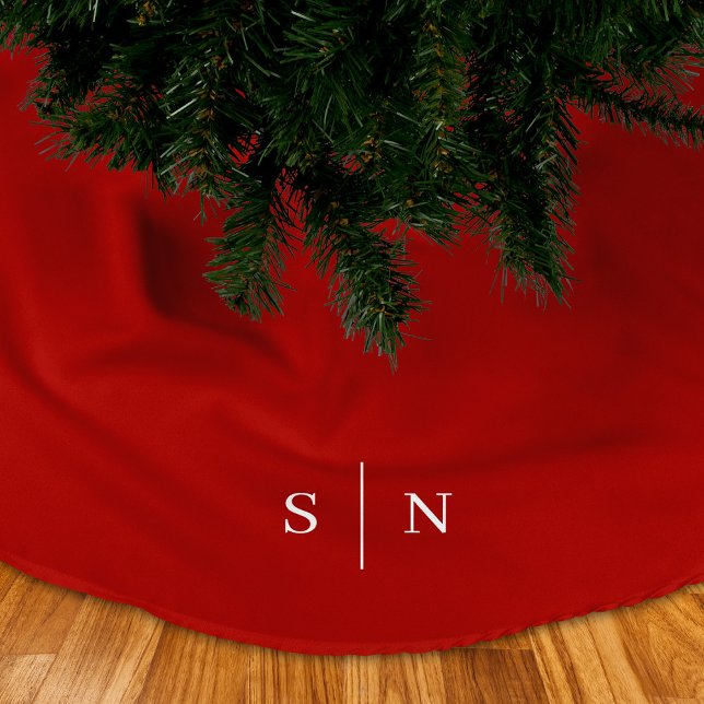 Falda Para El Árbol De Navidad De Poliéster Monograma moderno elegante | Red Navidad (A festive, red Christmas tree skirt with your monogram in white. Simple, modern, and professional)