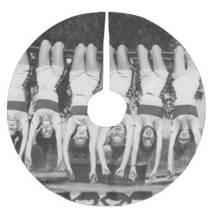 Falda Para El Árbol De Navidad De Poliéster Mostrar chicas en bares de monos, diseño juguetón.