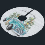 Falda Para El Árbol De Navidad De Poliéster Navidades de Camión de Granja Rústica Familia Nomb<br><div class="desc">Dé a sus regalos hermosamente envueltos un telón de fondo festivo con nuestro Rústico Blue Farmhouse Truck Christmas Tree Skirt. Agregue la redacción de su personalizado a este diseño utilizando los cuadros "Editar esta plantilla de diseño" situados en la parte derecha del elemento, o haga clic en el botón azul...</div>