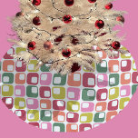 Falda Para El Árbol De Navidad De Poliéster Navidades de patrones geométricos de los años 1970<br><div class="desc">Viva tu árbol de Navidad con esta falda de árbol con estampado que presenta una brillante impresión de estilo retro. Esta falda arbórea está decorada con una elegante huella geométrica moderna de los colores retro de los años 70: rojo,  verde,  naranja,  rosa y verde limón en blanco.</div>