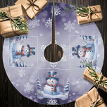 Falda Para El Árbol De Navidad De Poliéster Navidades de Winter Forest Snowman | Morado<br><div class="desc">Añada un toque elegante a su árbol de Navidad esta temporada navideña con una falda de árbol de feriados Navidades de invierno Purple Winter Forest. El diseño de las faldas de árbol muestra a un lindo muñeco de nieve con un bonito sombrero superior y una bufanda parados en una escena...</div>