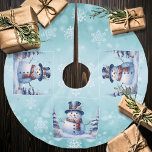 Falda Para El Árbol De Navidad De Poliéster Navidades de Winter Forest Snowman | Turquesa<br><div class="desc">Añada un toque elegante a su árbol de Navidad esta temporada navideña con una Verde azulada falda de árbol de feriados Navidades de invierno. El diseño de las faldas de árbol muestra a un lindo muñeco de nieve con un bonito sombrero superior y una bufanda parados en una escena de...</div>