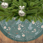 Falda Para El Árbol De Navidad De Poliéster Navidades del Holiday Classic Floral Winter Greene<br><div class="desc">Esta sencilla falda de árbol de Navidad presenta un patrón de verdor de invierno que aparece en suaves tanques y carnes sobre un oscuro fondo verde verde azulado. El texto personalizado le permite personalizar con su nombre.</div>