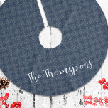 Falda Para El Árbol De Navidad De Poliéster Navidades Personalizados de nombre de familia azul<br><div class="desc">Añade un toque de elegancia a tu decoración de árbol de Feliz Navidad con esta decoración clásica de vacaciones, con un guión clásico de caligrafía en un esquema de color azul marino y blanco. Decorado con copos de nieve de invierno plateados y un patrón sencillo, este adorno combina el diseño...</div>