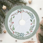 Falda Para El Árbol De Navidad De Poliéster Navidades Winter Berries Wreath Personalizado Nomb<br><div class="desc">Falda de árbol de Navidad diseñada por personalizados que presenta un nombre familiar personalizado rodeado por un elegante Navidad acuático con vegetación de invierno y bayas rojas.</div>