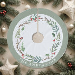 Falda Para El Árbol De Navidad De Poliéster Navidades Winter Berries Wreath Personalizado Nomb<br><div class="desc">Falda de árbol de Navidad diseñada por personalizados que presenta un nombre familiar personalizado rodeado por un elegante Navidad acuático con vegetación de invierno y bayas rojas.</div>