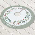 Falda Para El Árbol De Navidad De Poliéster Navidades Winter Berries Wreath Personalizado Nomb<br><div class="desc">Falda de árbol de Navidad diseñada por personalizados que presenta un nombre familiar personalizado rodeado por un elegante Navidad acuático con vegetación de invierno y bayas rojas.</div>