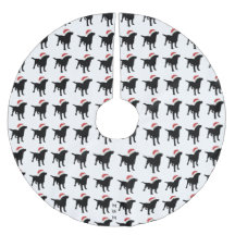 Perro negro del laboratorio del navidad que lleva