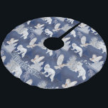 Falda Para El Árbol De Navidad De Poliéster Regalo de Navidades rusos de Fox y Owl Winter<br><div class="desc">Esta falda del Árbol de Navidad de bonito presenta un rico fondo azul oscuro con una hermosa escena montañosa en un patrón con pinos nevados,  zorros blancos y búhos voladores con nieve. Esta falda rústica de árboles es perfecta para su decoración de vacaciones en casa esta temporada.</div>