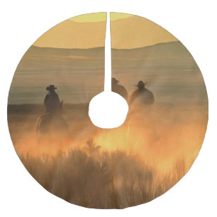 Falda Para El Árbol De Navidad De Poliéster Trío de Vaqueros: Gallop de fondo montañoso.