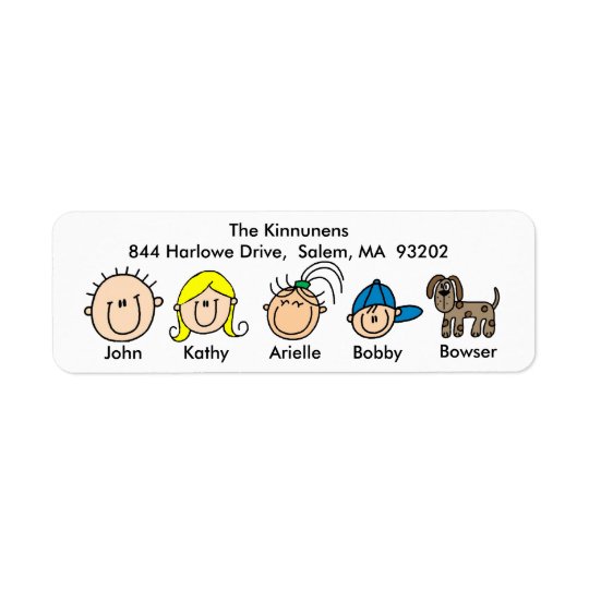 Familia con las etiquetas de dirección del perro